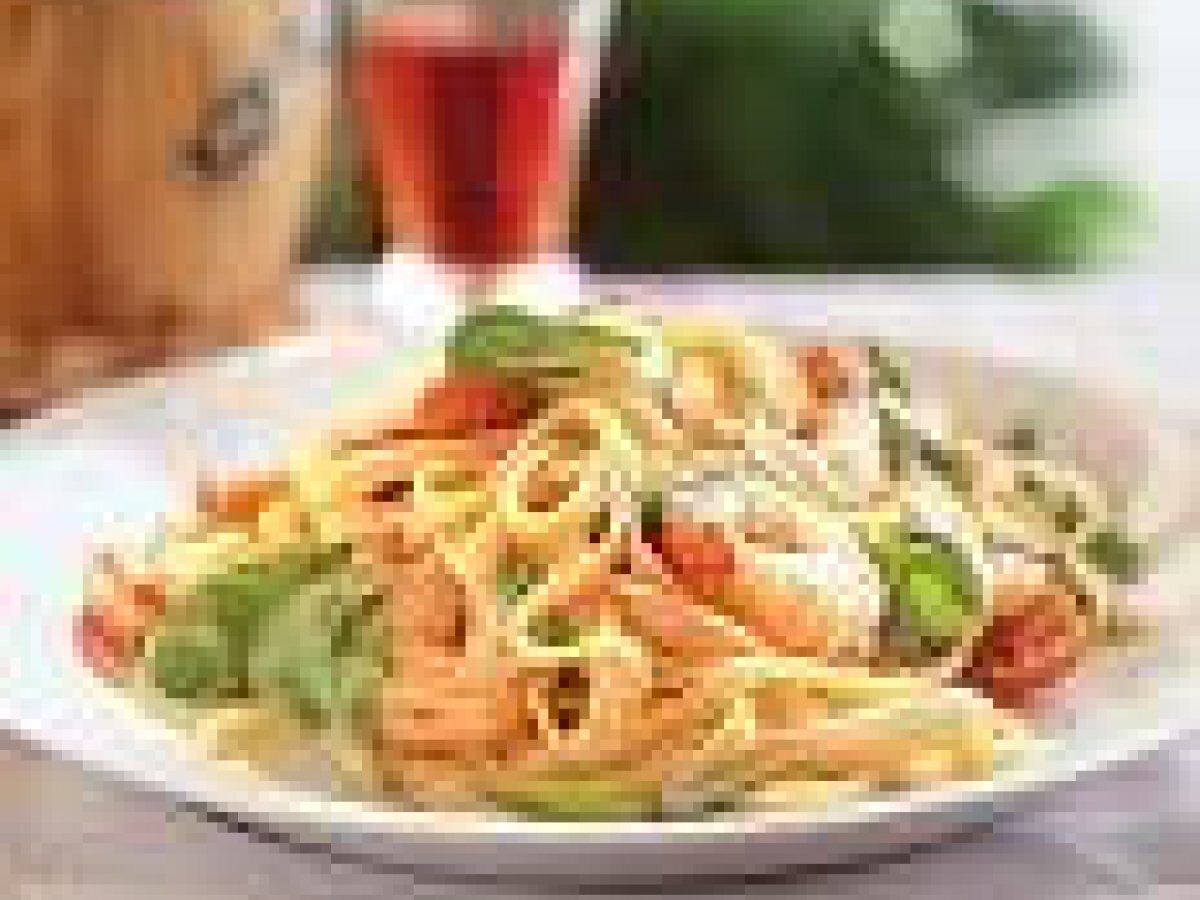 Fettuccine com camarão e rúcula