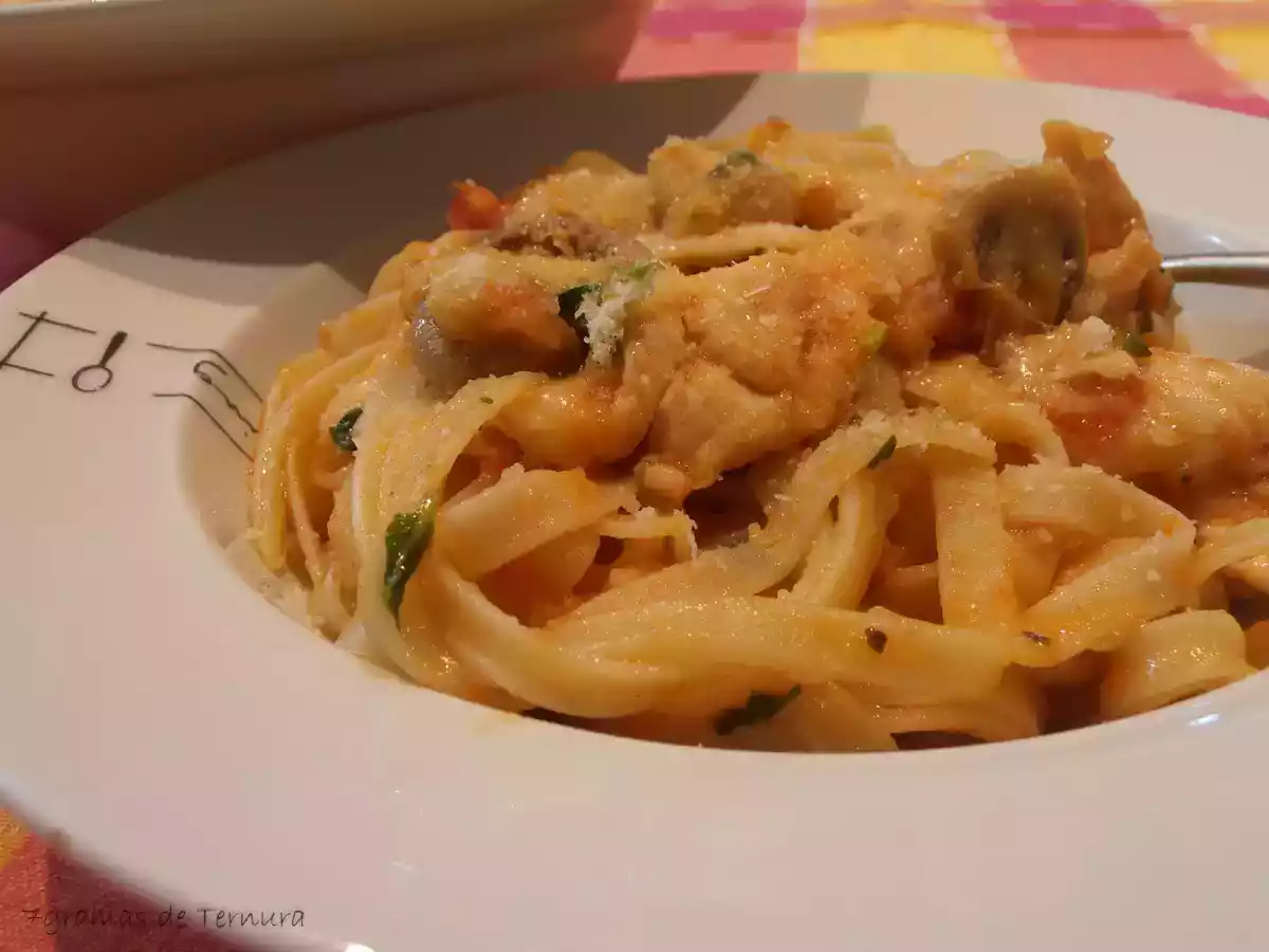 Fettuccini com Frango, Cogumelos e Manjericão