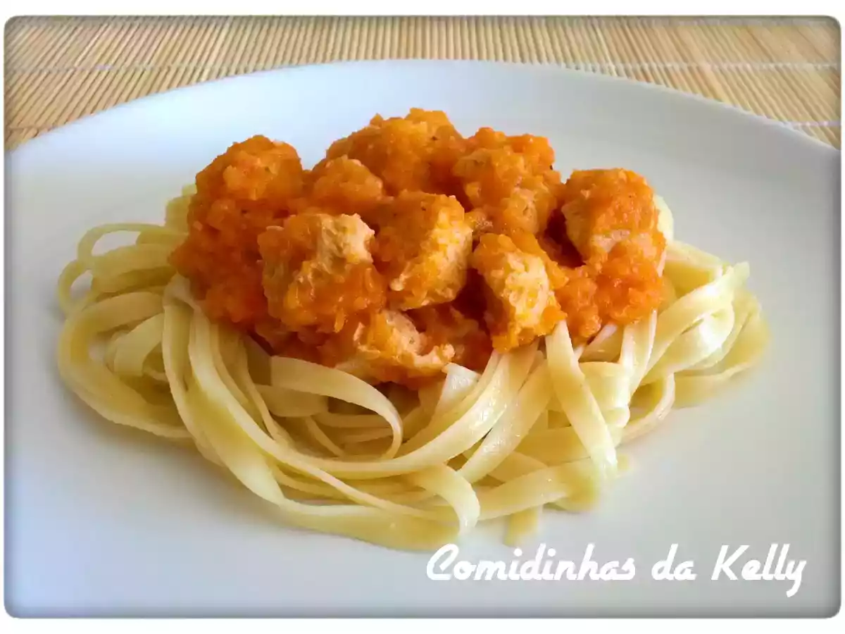 Fettuccini com soja e molho de tomate