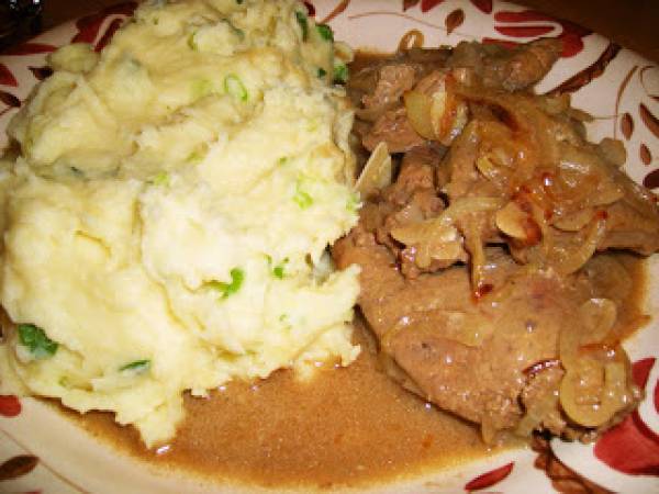 Fígado de frango frito com guarnição de vegetais de purê de batata