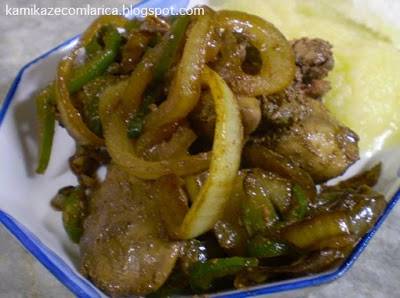 FÍGADO DE FRANGO NA CEBOLA DOURADA 