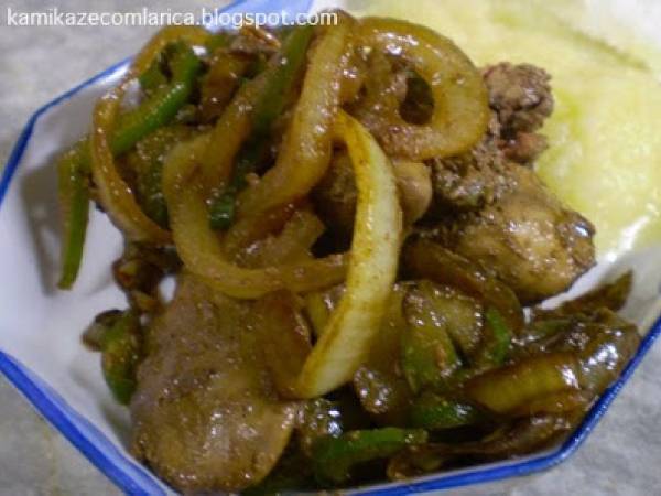 Fígado de frango frito com vegetais guarnição de purê de batata e