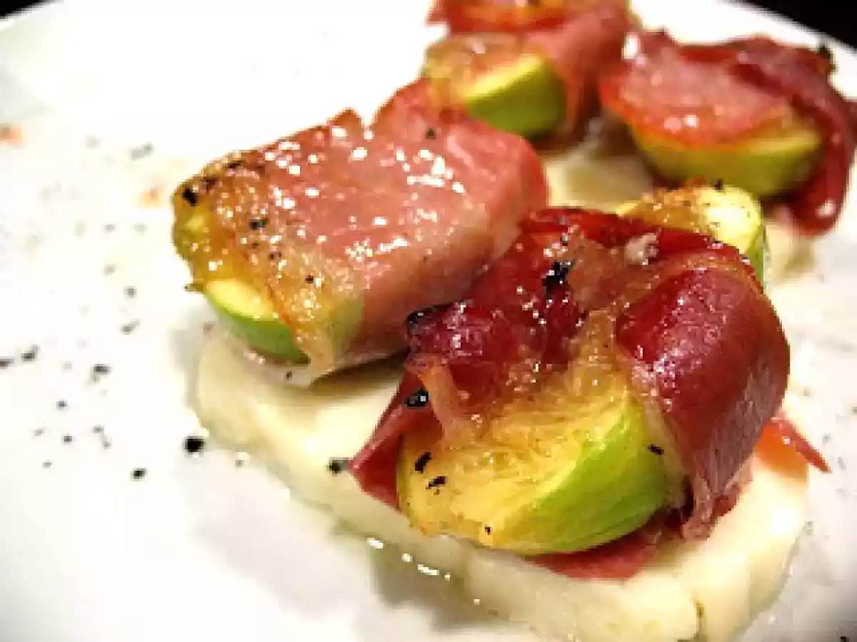 Figos assados com halloumi e presunto
