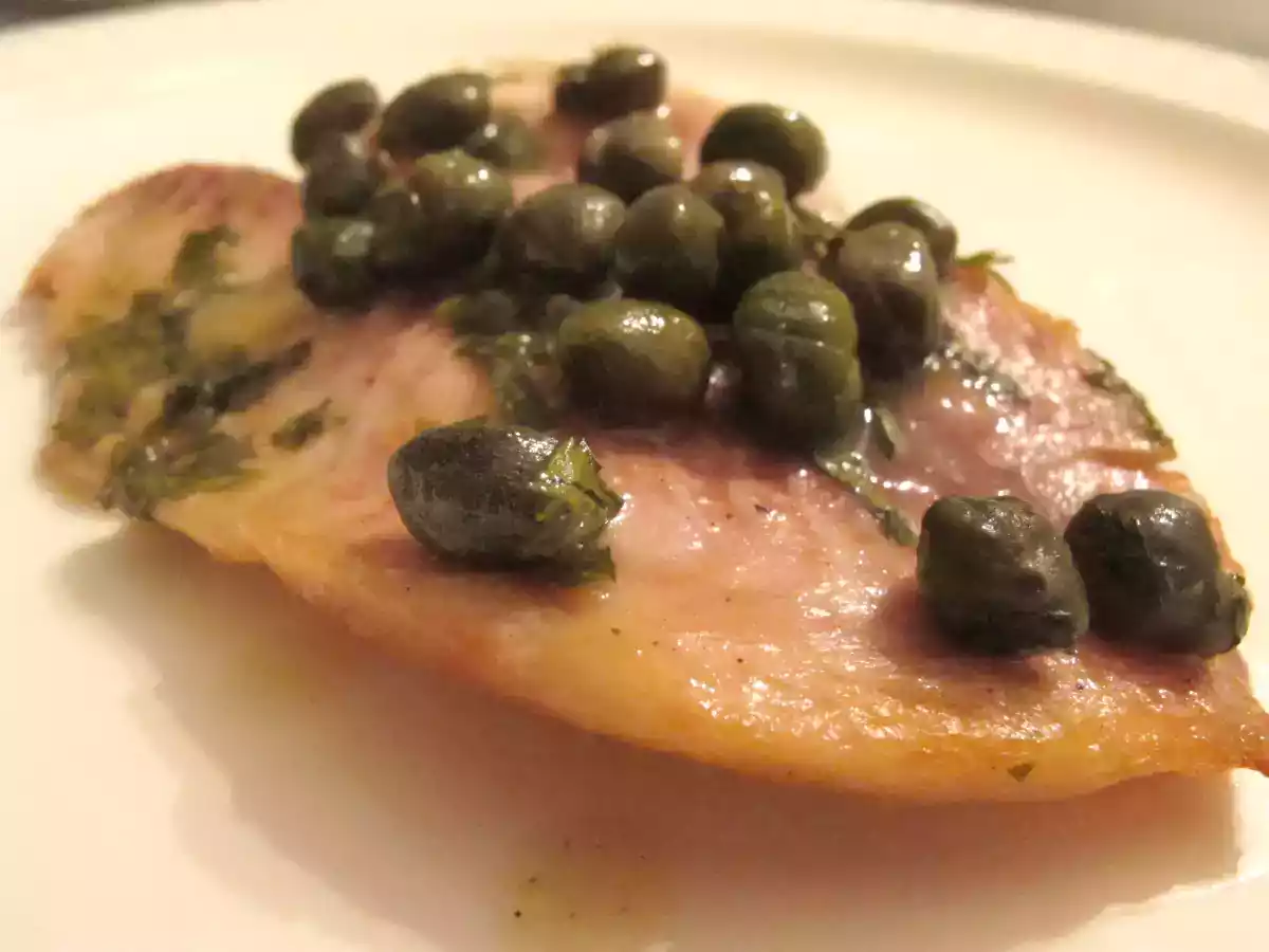Filé de peixe Saint Peter ao molho de alcaparras e limão