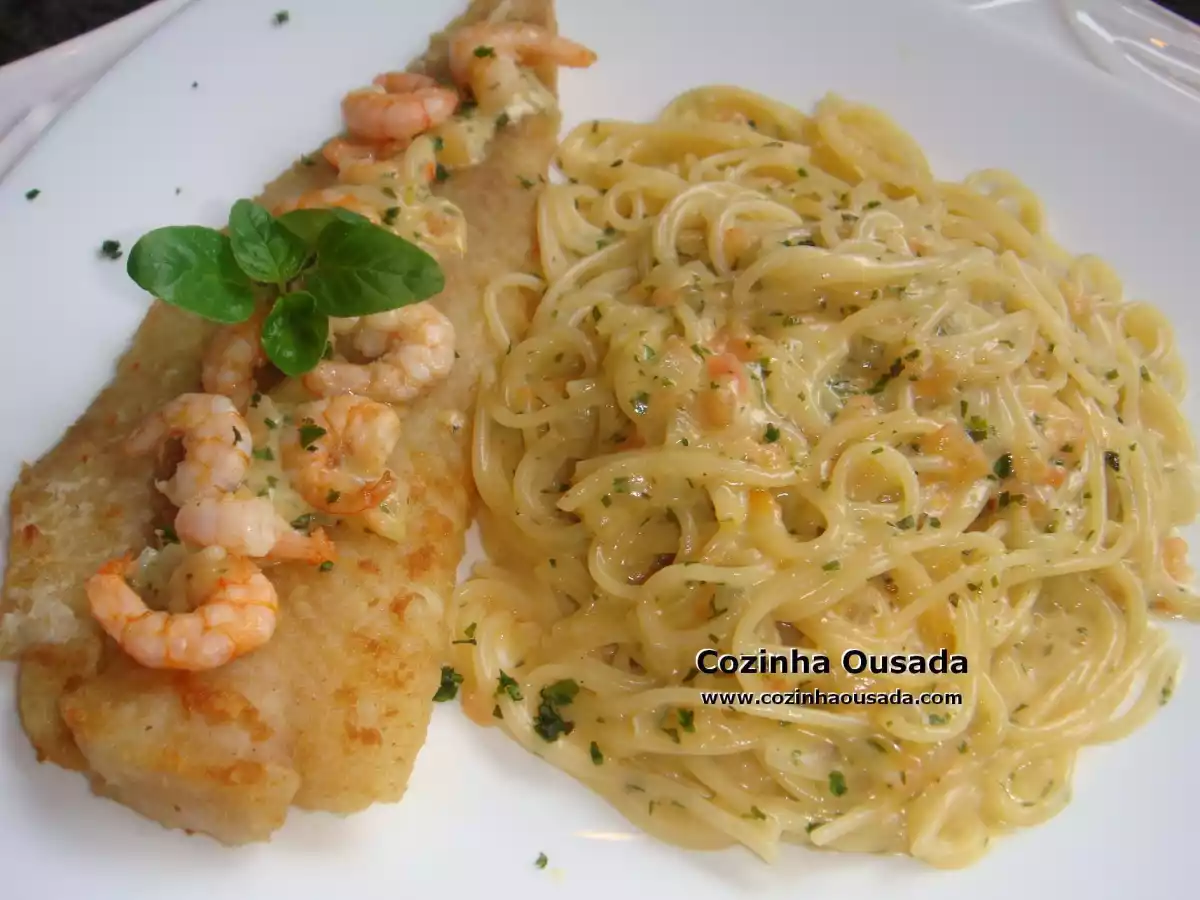 Filé de Pescada coberta de Camarões e Spaghetti