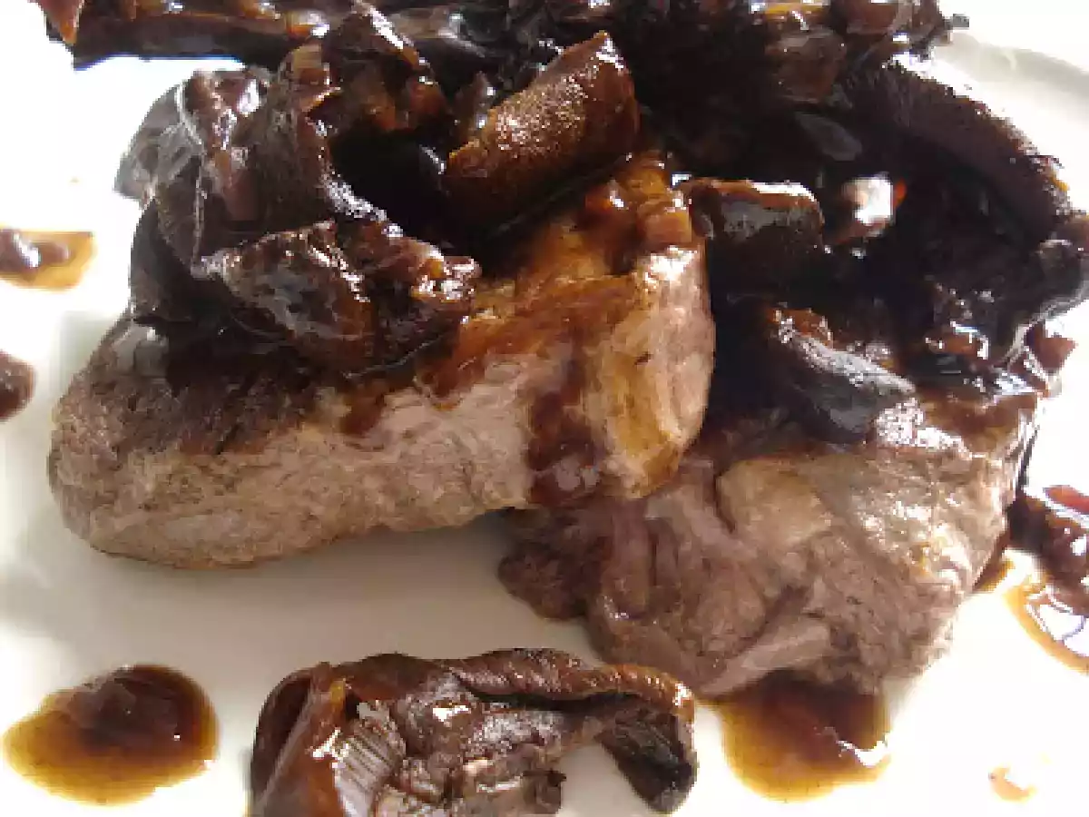 FILÉ MIGNON AO MOLHO DE FUNGHI SECCHI