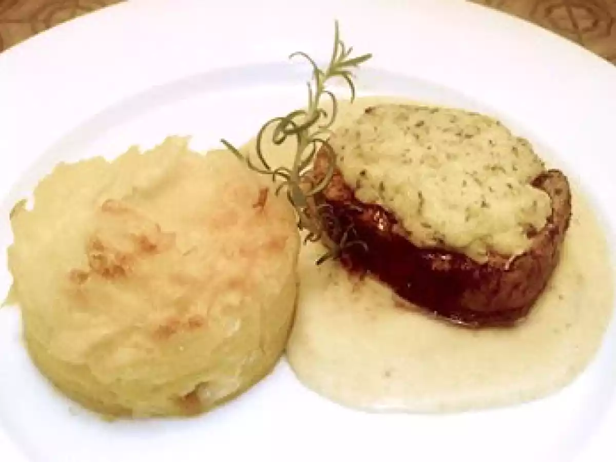Filé mignon com crosta de parmesão, molho blue cheese e gateau de batata