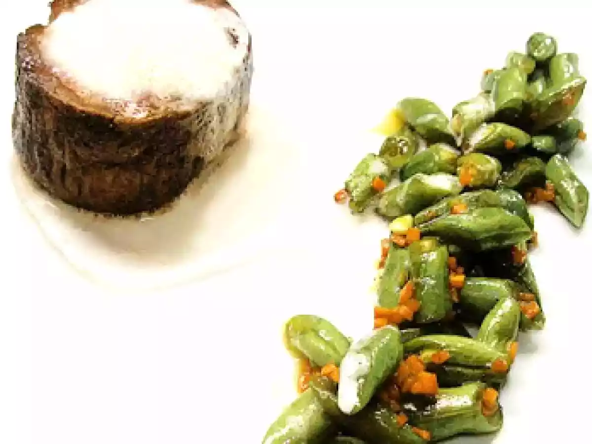 Filé mignon poilé com legumes salteados e molho aerado de parmesão e dijon.
