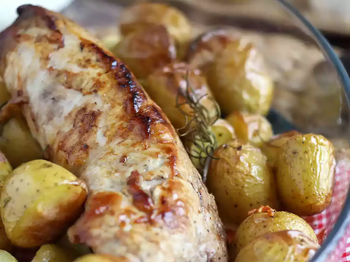 Filé mignon suíno ao forno com batatas douradas - foto 2
