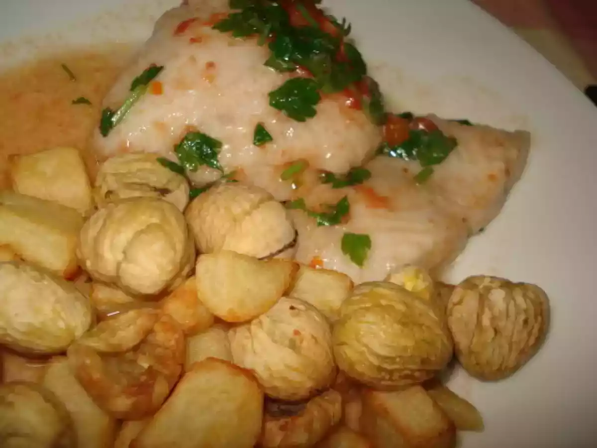 FILETE DE PANGA ESTUFADO, COM ACOMPANHAMENTO DE BATATA RISSOLÉ E CASTANHAS FRITAS...