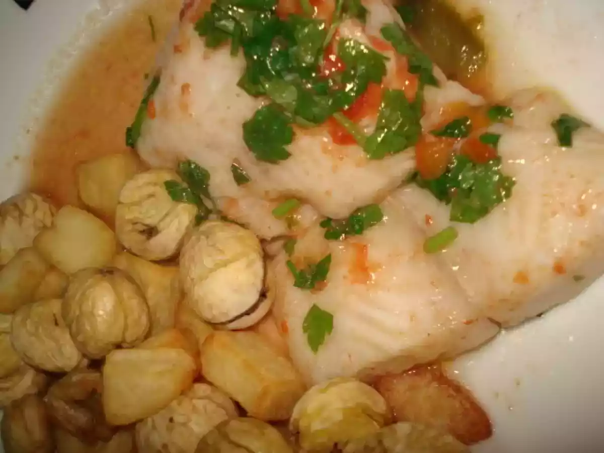 FILETE DE PANGA ESTUFADO, COM ACOMPANHAMENTO DE BATATA RISSOLÉ E CASTANHAS FRITAS... - foto 4