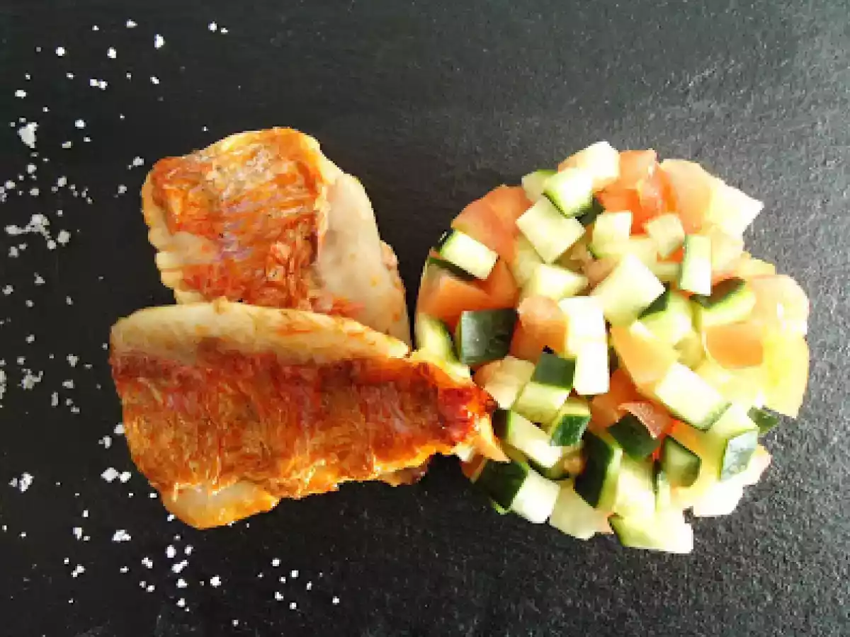 Filete de Salmonete lado a lado com Tomate e Pepino - foto 3