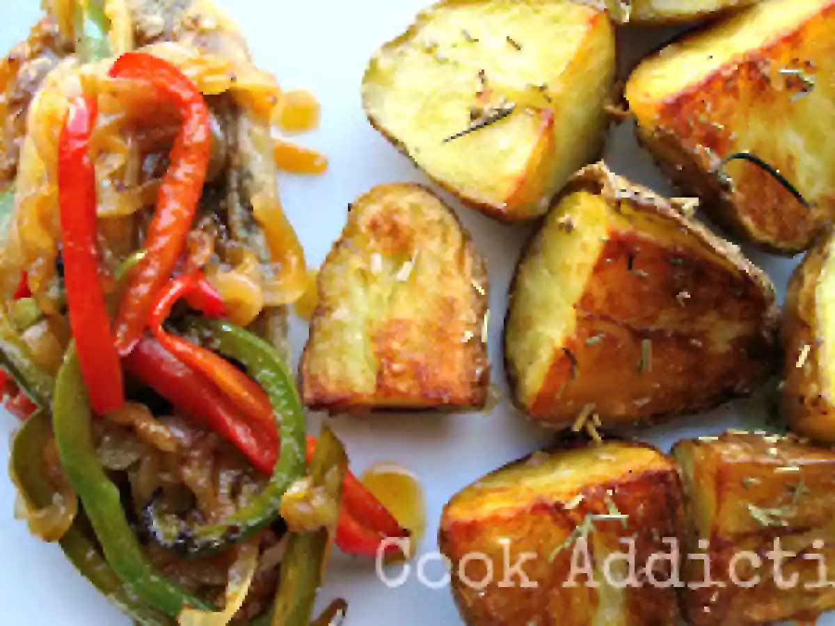 Filetes de carapau com cebolada e batatas salteadas com alecrim