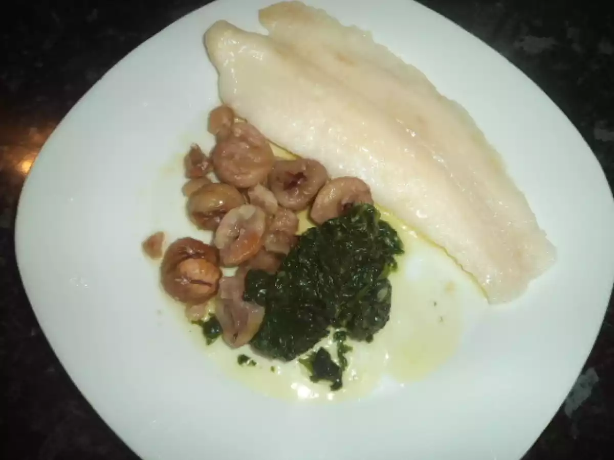 Filetes de peixe em cama de espinafres e castanhas - foto 2