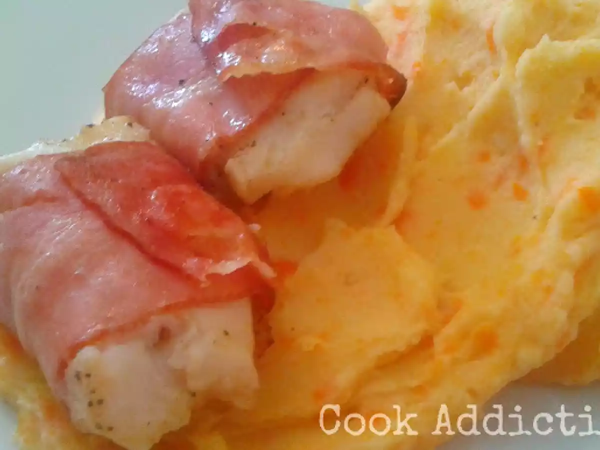 Filetes de peixe gato com bacon e puré de batata e cenoura