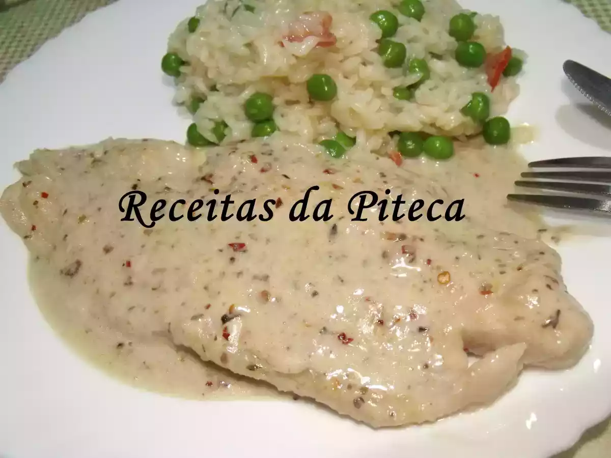 Filetes de peixe gato fritos com molho de coentros, alho e jindungo