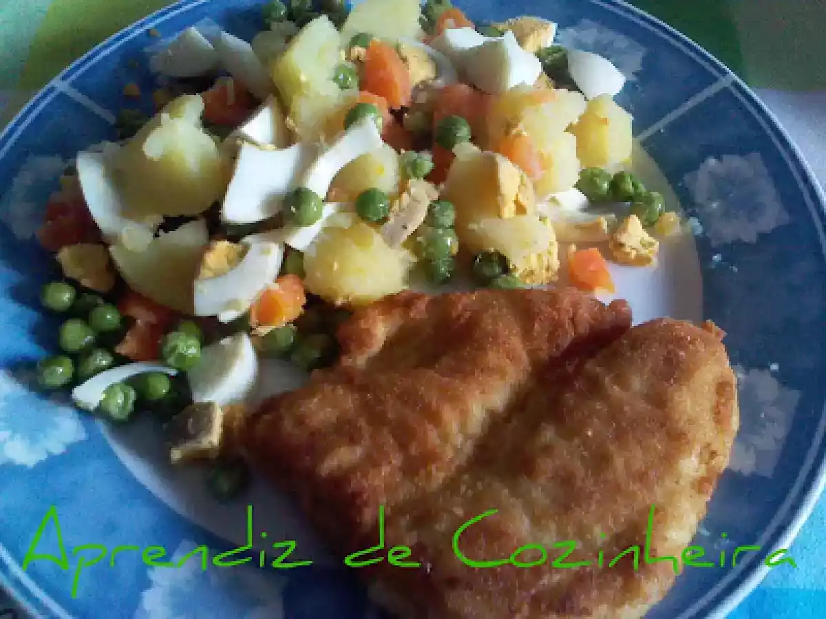 Filetes de peixe-gato riscado com salada russa
