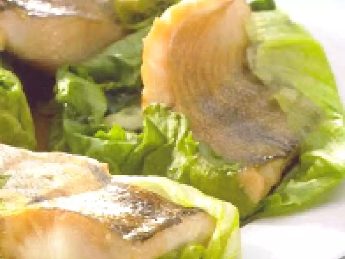 Filetes de perca em cesto de alface com molho de feta e limão