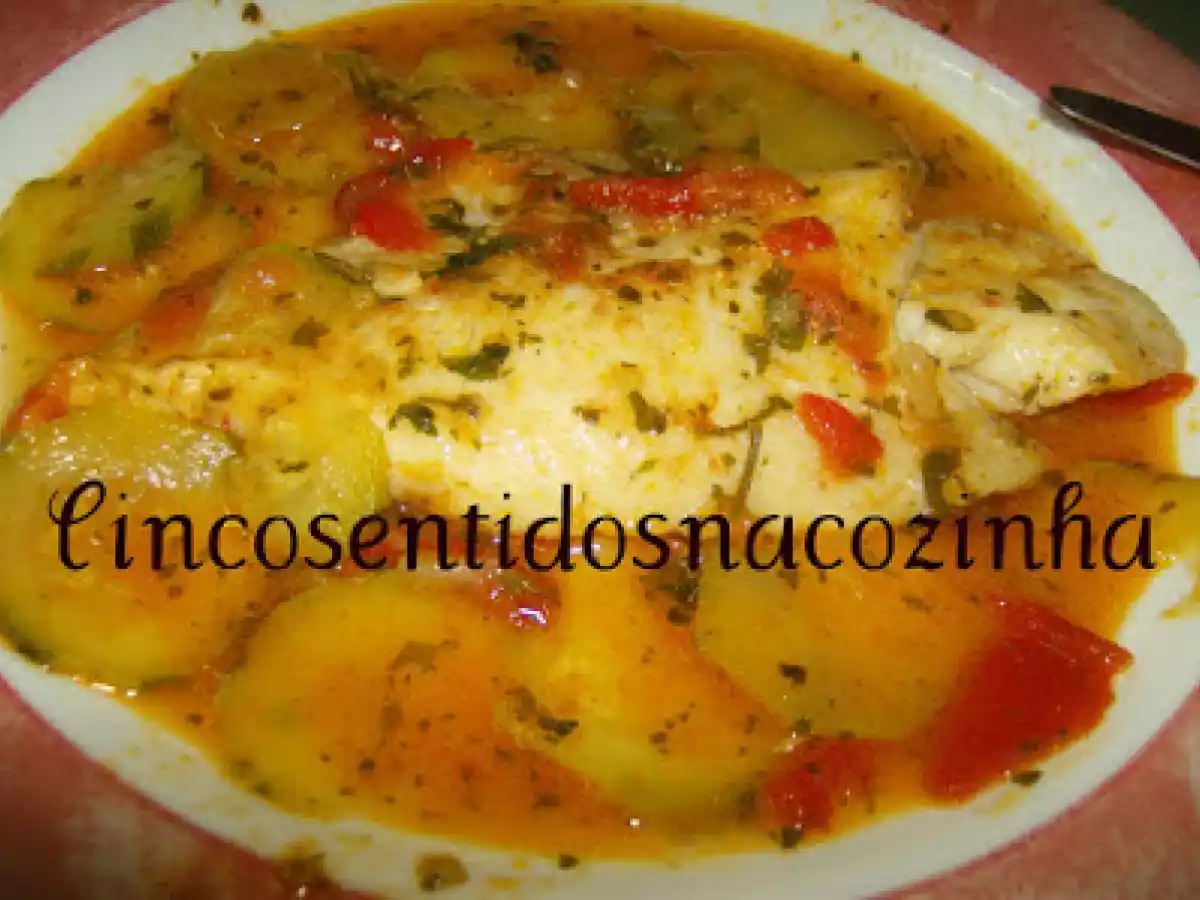 Filetes de pescada estufados com courgette