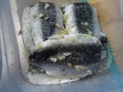 Filetes de sardinha panados com arroz de pinhões e passas