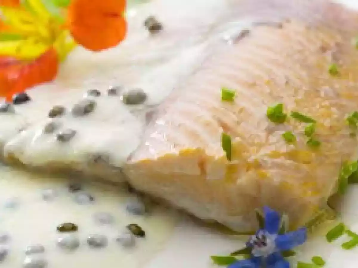 Filetes de truta salmonada com molho de iogurte e pimenta verde