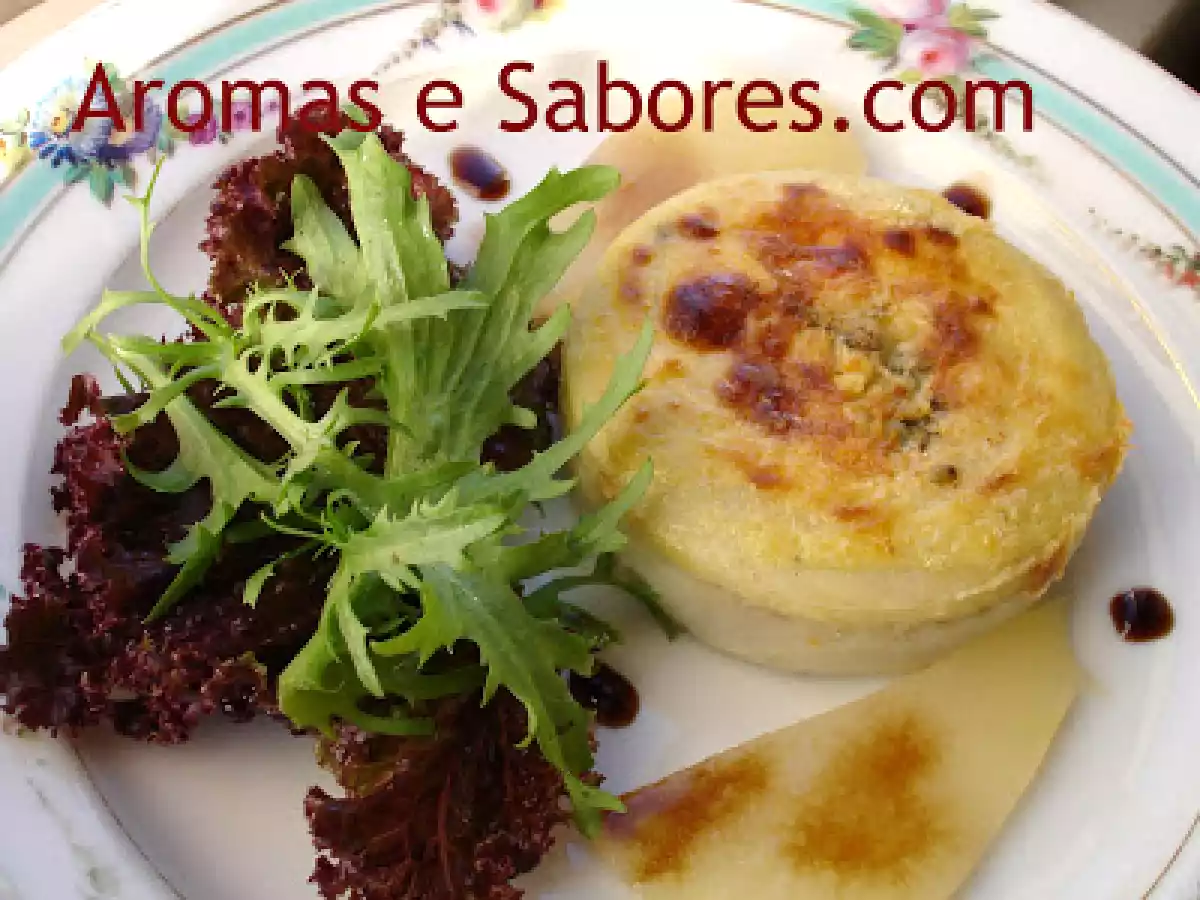 Flan de inhame e gorgonzola com pera e balsâmico