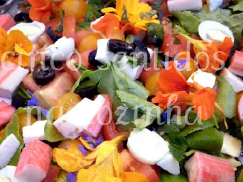 Flores-Porque não Salada de delicias do mar com massa, rúcula e flores comestíveis, foto 1