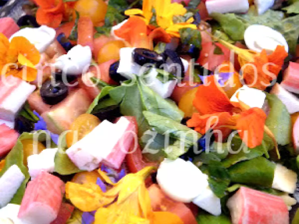 Flores-Porque não Salada de delicias do mar com massa, rúcula e flores comestíveis