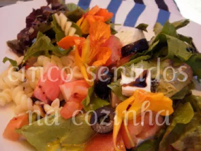 Flores-Porque não Salada de delicias do mar com massa, rúcula e flores comestíveis, foto 2
