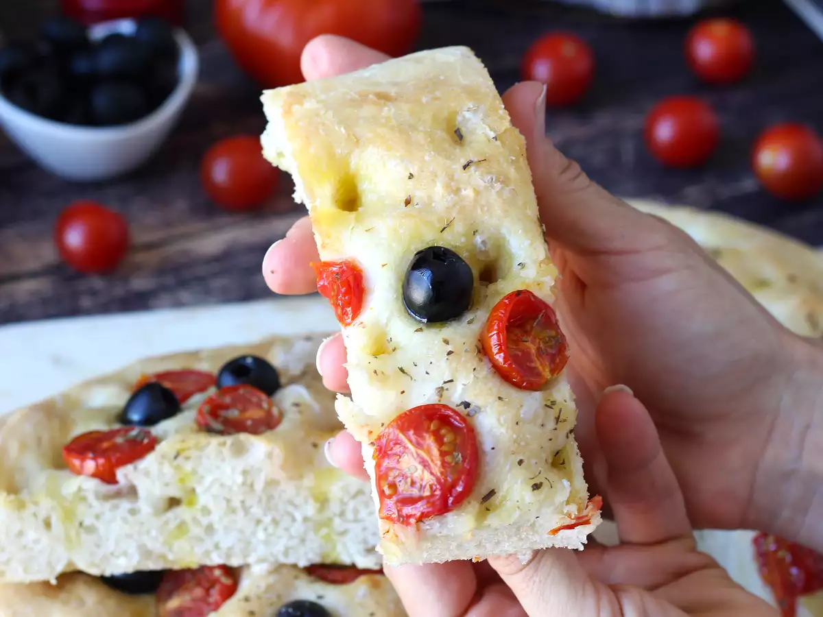 Focaccia caseira com tomate-cereja, azeitonas e orégãos - foto 4