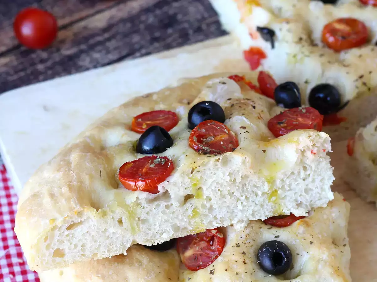 Focaccia caseira com tomate-cereja, azeitonas e orégãos - foto 5