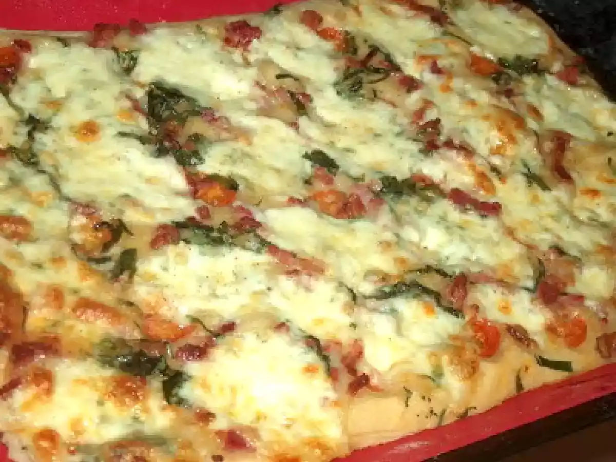 FOCACCIA DE BACON, TOMATE CHERRY, MANJERICÃO E MOZZARELLA