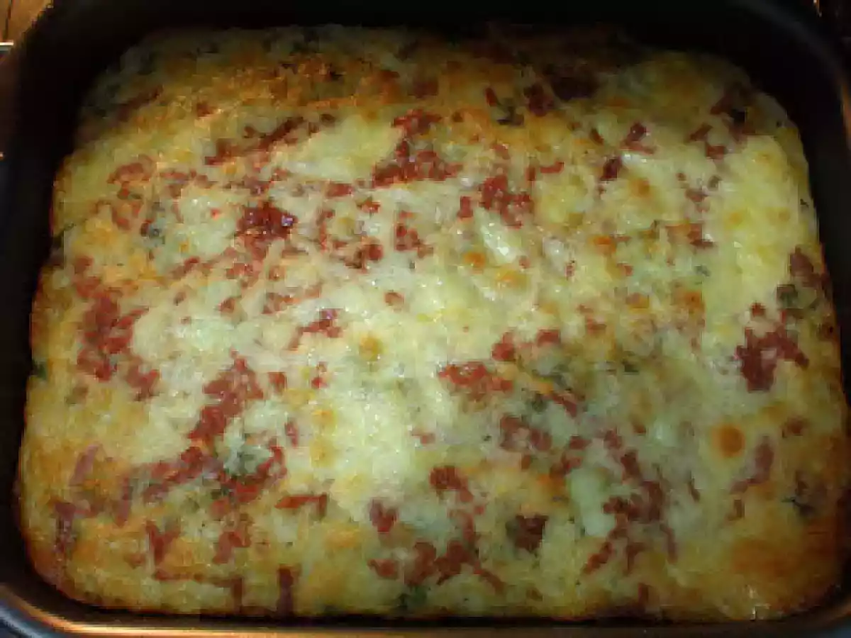 Focaccia de Mussarela com calabresa e manjericão