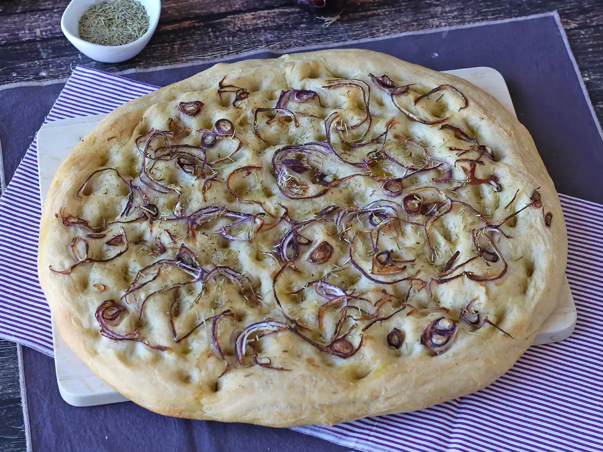 Focaccia rústica com cebola e alecrim - foto 2