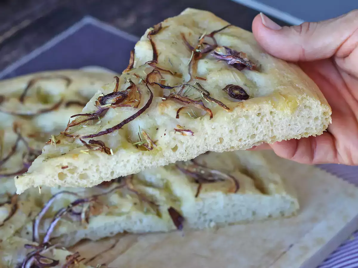 Focaccia rústica com cebola e alecrim - foto 3