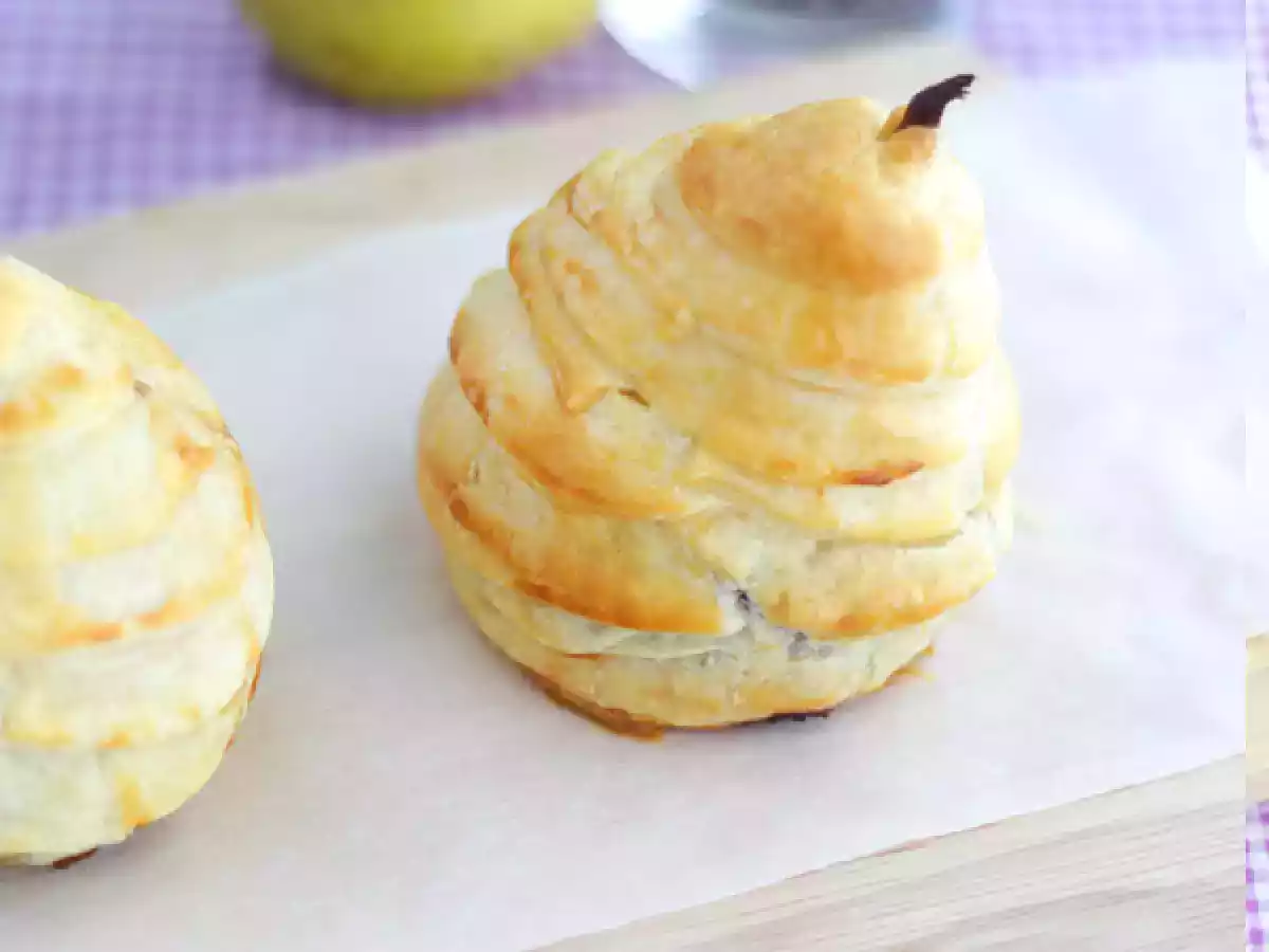 Folhado de pêras com coração de chocolate