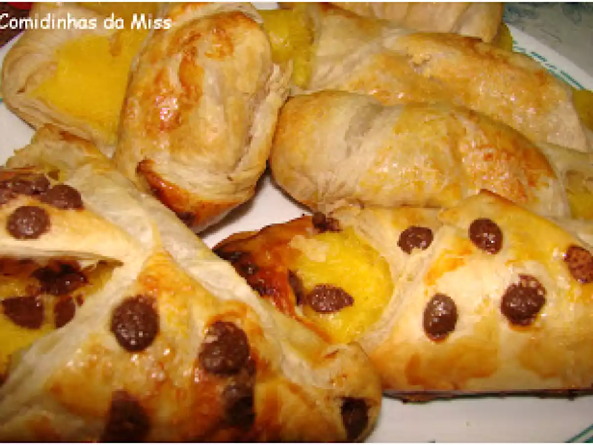 Folhados com creme de pasteleiro e pepitas de chocolate