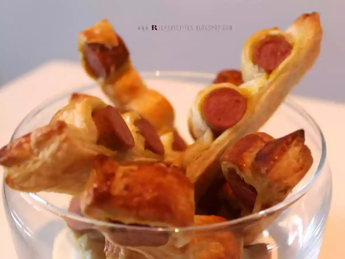 Folhados com salsicha e mostarda