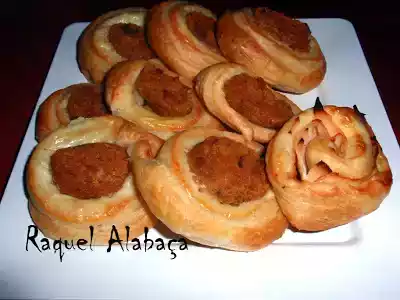 Folhados de alheira e queijo