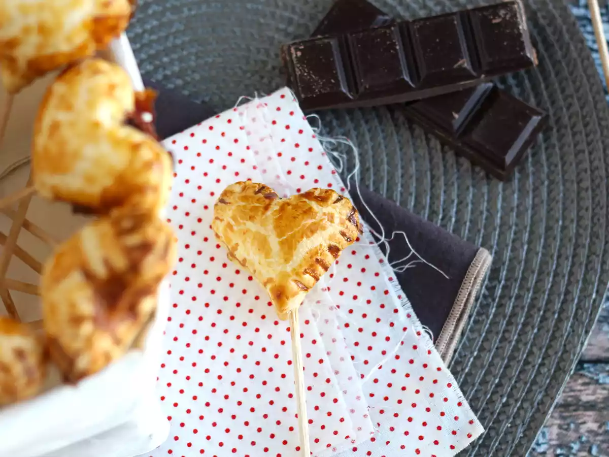 Folhados de coração com recheio de framboesa e chocolate. São chamados também de pie pops - foto 2