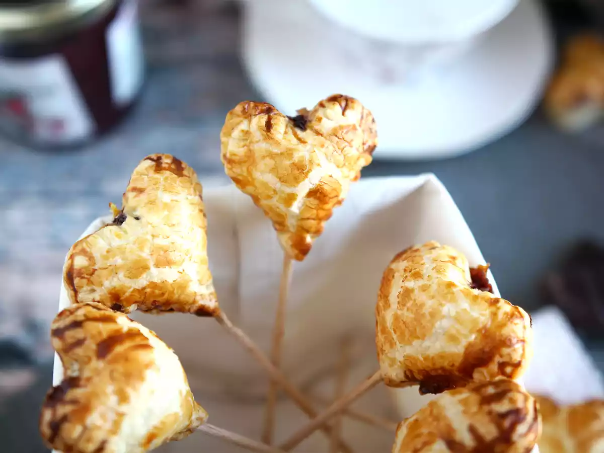Folhados de coração com recheio de framboesa e chocolate. São chamados também de pie pops - foto 3