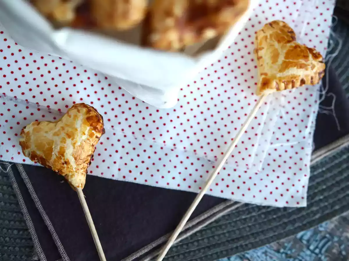 Folhados de coração com recheio de framboesa e chocolate. São chamados também de pie pops - foto 4