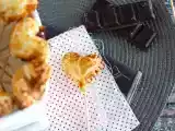 Folhados de coração com recheio de framboesa e chocolate. São chamados também de pie pops, foto 1