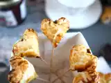 Folhados de coração com recheio de framboesa e chocolate. São chamados também de pie pops, foto 2