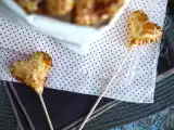 Folhados de coração com recheio de framboesa e chocolate. São chamados também de pie pops, foto 3