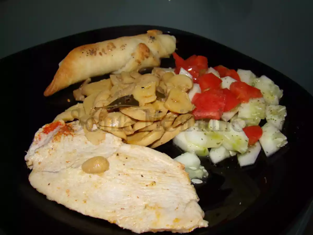 Folhados de Espargos, Queijo e Sementes de Linhaça e Papoila / Bifes de Perú e Cogumelos