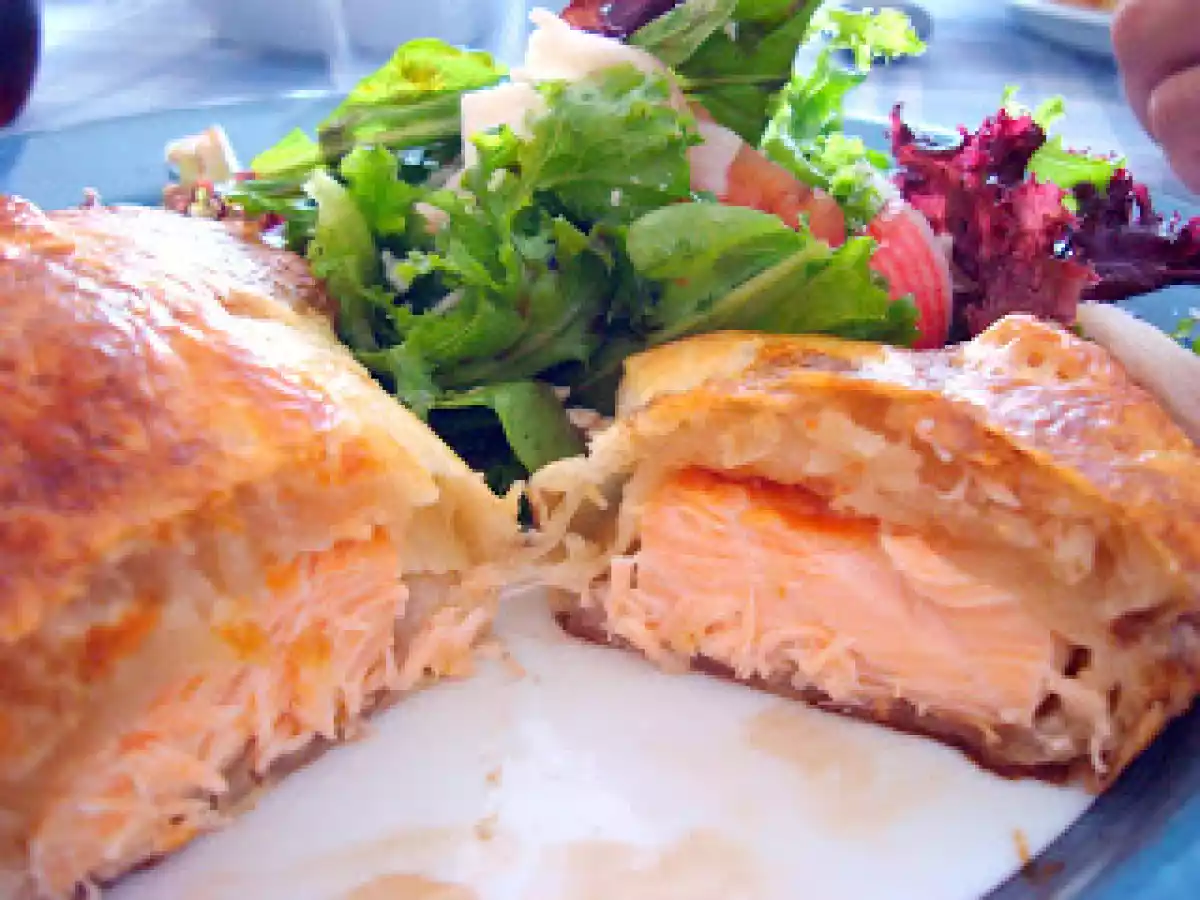 Folhados de Salmão com Salada Ibérica