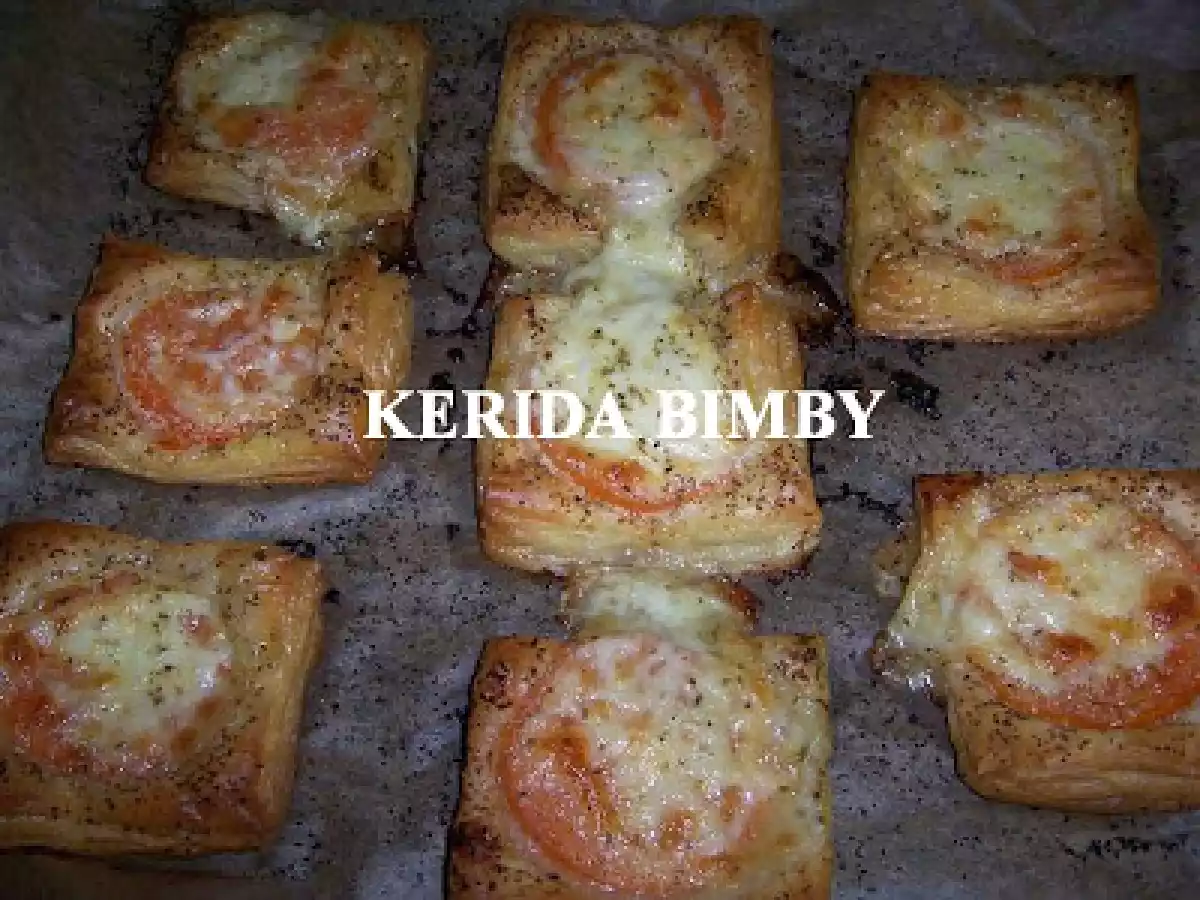 Folhados de tomate com queijo Mozzarella