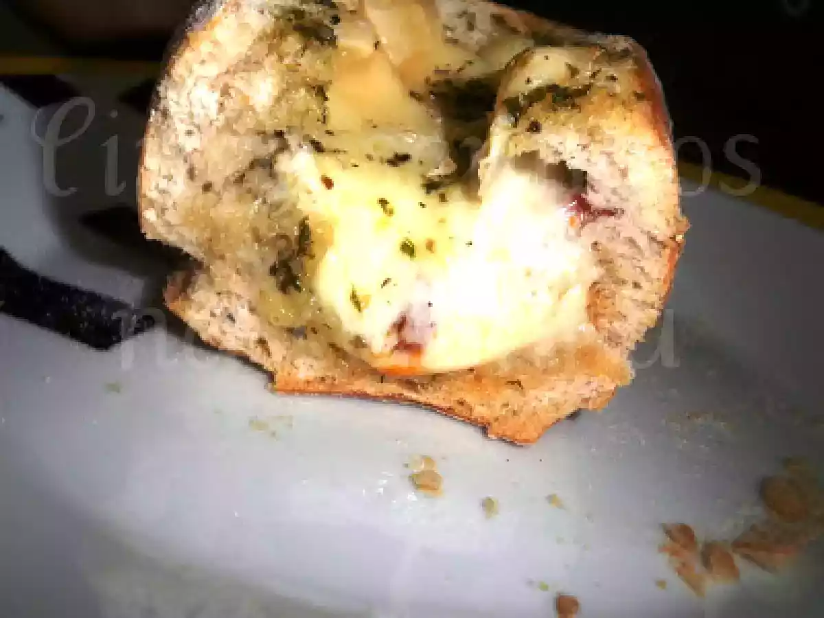 Fondue de queijo e ervas no pão - foto 2