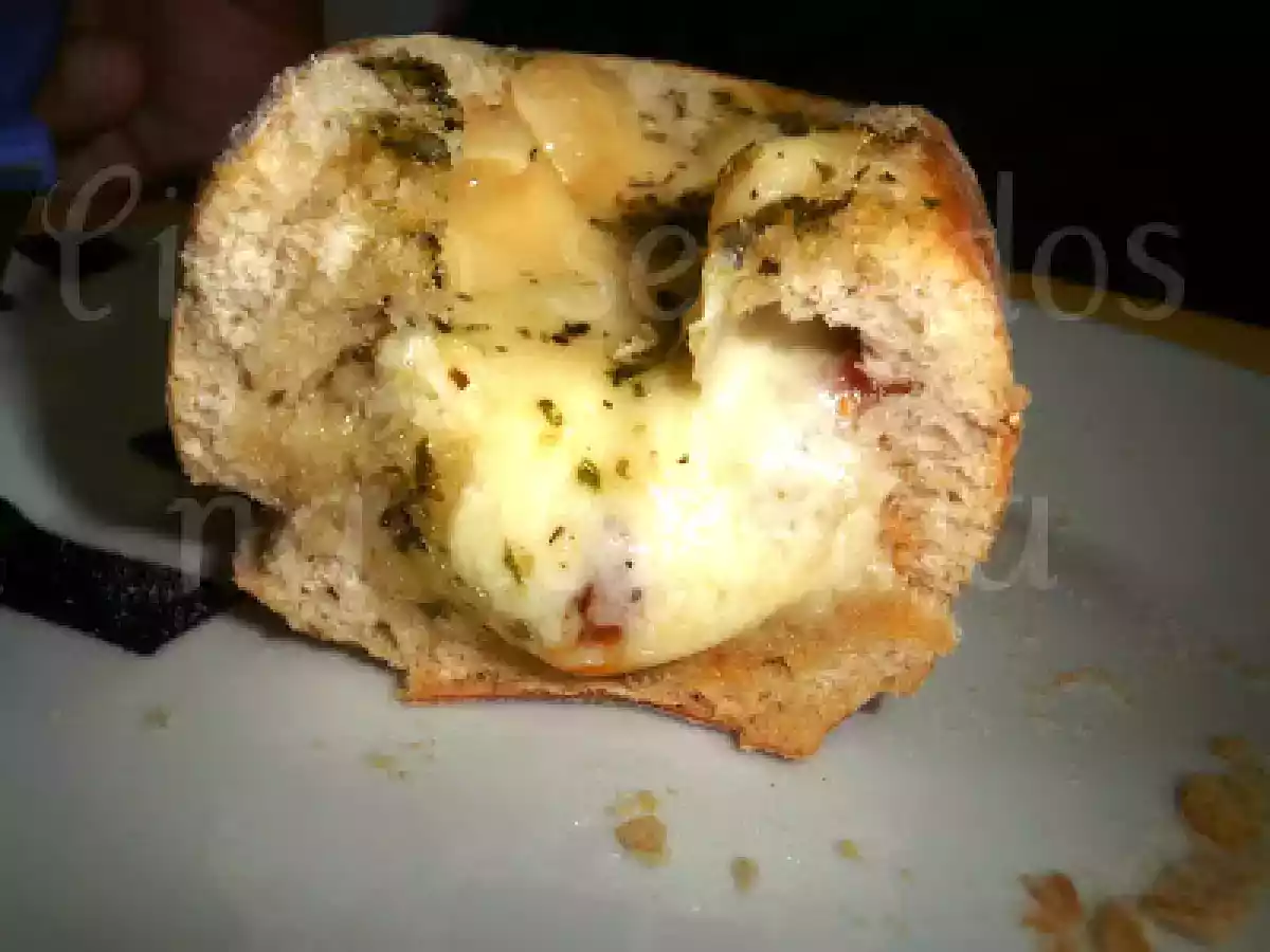 Fondue de queijo e ervas no pão - foto 3
